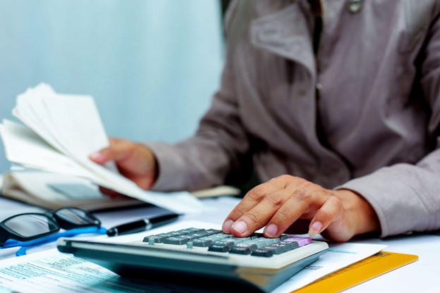 businesswomen are calculating expenses based on bill spending